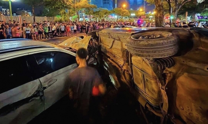 Clip TNGT: Say rượu, tài xế Honda BR-V đâm hàng loạt người đi đường tại Hà Nội