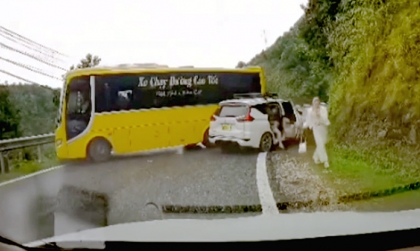 Clip TNGT: Hành khách trên Mitsubishi Xpander chạy tứ tán khi bị xe khách đùa ác