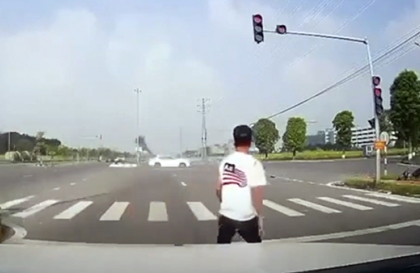 Clip TNGT: Thanh niên vượt đèn đỏ đâm vào ô tô và cái kết như trong phim...
