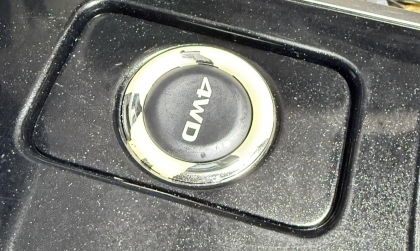 Mitsubishi Outlander có thay được viền nút bị bong không anh em?