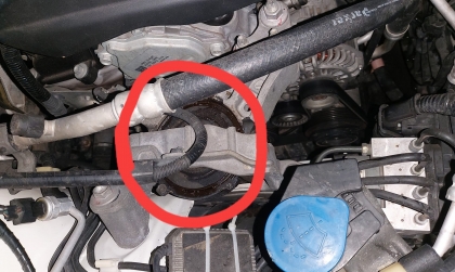 Mazda3 bị rỉ dầu trong khoang máy có sao không?