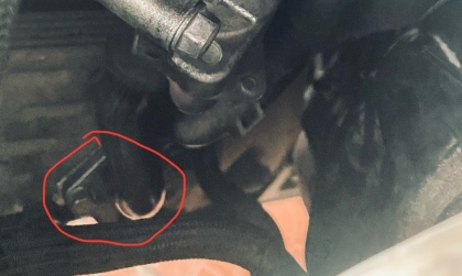 Thợ bịt chỗ này trong khoan máy xe Mitsu Triton thì có sao không?