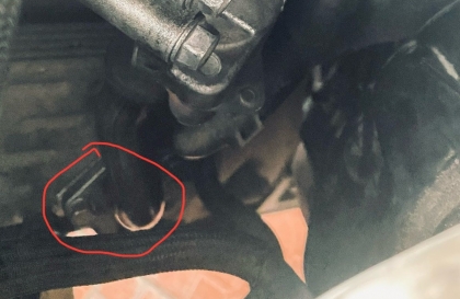 Thợ bịt chỗ này trong khoan máy xe Mitsu Triton thì có sao không?