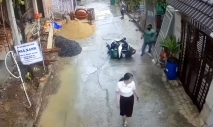 Ý thức Giao thông: Người phụ nữ cố tình ẩn đổ xe máy người khác vì cho rằng gây khó khăn cho mình