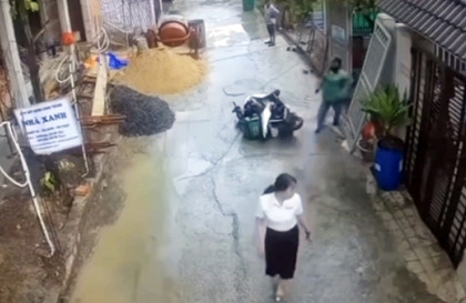 Ý thức Giao thông: Người phụ nữ cố tình ẩn đổ xe máy người khác vì cho rằng gây khó khăn cho mình