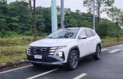 Hyundai Tucson bị cọt kẹt khi lên vỉa hè do vấn đề gì?