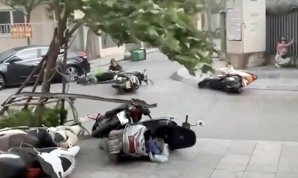 Clip: Người đi đường vứt xe, ôm chặt hàng rào trong cơn giông bão