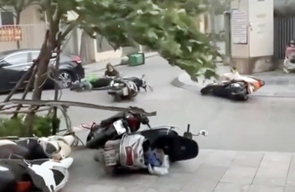 Clip: Người đi đường vứt xe, ôm chặt hàng rào trong cơn giông bão