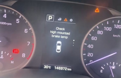 Hyundai Elantra báo lỗi thế này là sao các bác?