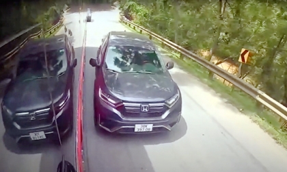 Clip: Tài xế Honda CR-V suýt trả giá bằng tính mạng vì thói quen lái ẩu