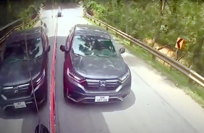 Clip: Tài xế Honda CR-V suýt trả giá bằng tính mạng vì thói quen lái ẩu