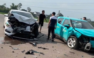 Ảnh TNGT: Đâm phải VinFast VF 5, MG5 tan nát không nhận ra hình hài