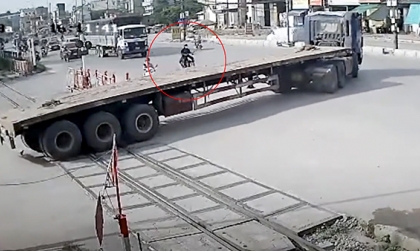 Clip TNGT: Tai nạn không thể lý giải khi người đàn ông đi xe máy cứ thể đâm thẳng vào sơ-mi rơ-moóc