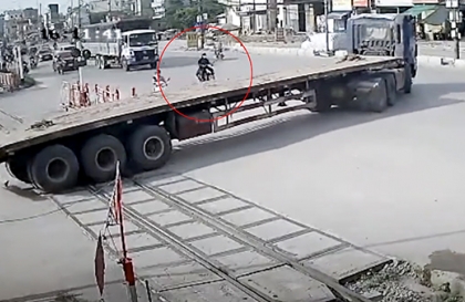Clip TNGT: Tai nạn không thể lý giải khi người đàn ông đi xe máy cứ thể đâm thẳng vào sơ-mi rơ-moóc