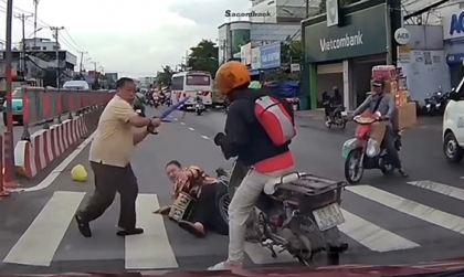 Clip TNGT: Nhìn bác gái bị xe máy ngã ra đường, bác nóng tính