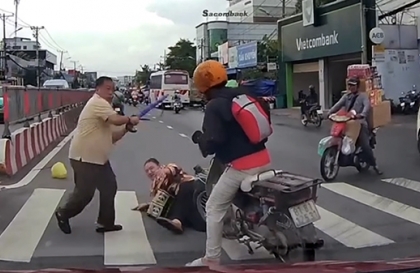 Clip TNGT: Nhìn bác gái bị xe máy ngã ra đường, bác nóng tính