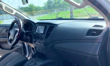 Xin tư vấn kính lái xe Triton bị nước chảy vào ghế phụ