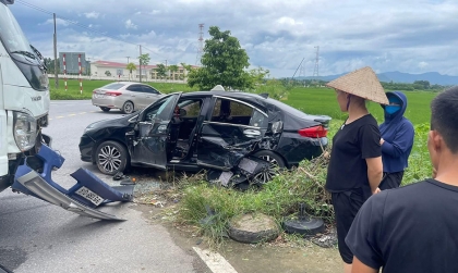 Ảnh TNGT: Qua ngã tư, Honda City bị xe tải đâm văng xuống ruộng