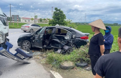 Ảnh TNGT: Qua ngã tư, Honda City bị xe tải đâm văng xuống ruộng
