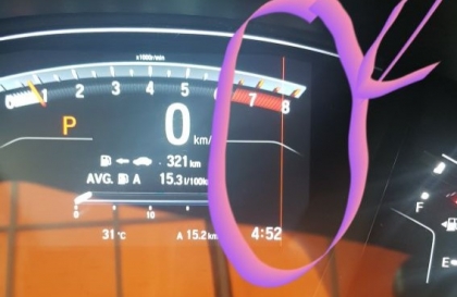 Màn hình Honda CR-V hiện vạch màu đỏ thế này có vấn đề gì không?