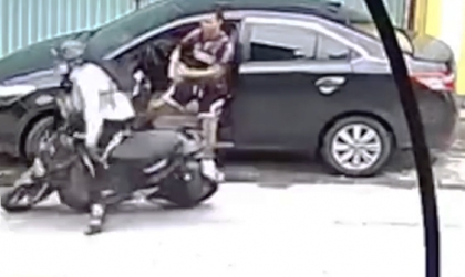 Clip TNGT: Thêm trường hợp mở xe gây tai nạn nhưng tài xế vẫn thản nhiên đi kiểm tra xe