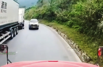 Ý thức Giao thông: Tài xế Toyota Hilux ê mặt vì thói khôn lỏi