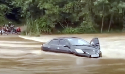 Clip TNGT: Toyota Vios liều mạng qua ngầm khi nước lên và cái kết phải hứng chịu