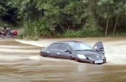 Clip TNGT: Toyota Vios liều mạng qua ngầm khi nước lên và cái kết phải hứng chịu