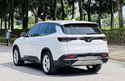 Xử lý tiếng kêu cửa xe VinFast Lux SA thế nào các bác?