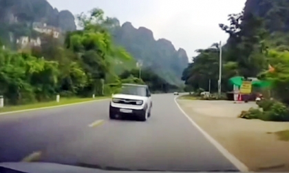 Clip TNGT: Lạ lùng tài xế VinFast VF 3 đi kiểu 