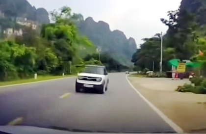 Clip TNGT: Lạ lùng tài xế VinFast VF 3 đi kiểu 