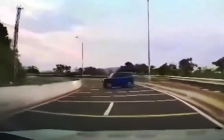 Clip TNGT: Chứng kiến VinFast VF 3 đổ đèo tự mất lái, xoay ngang giữa đường