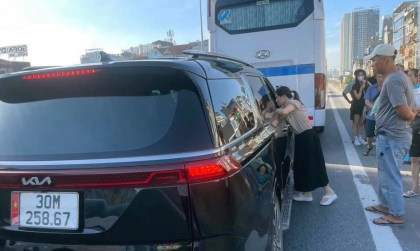 Clip: Tài xế KIA Carnival lao lên, lấy chìa khoá xe khách mang đi, sau khi không vượt được ở làn khẩn cấp