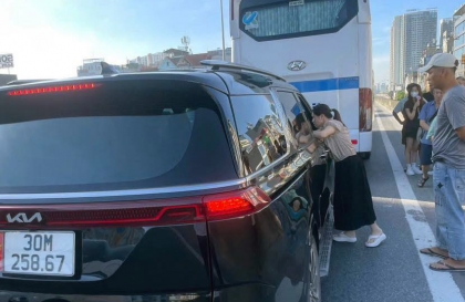 Clip: Tài xế KIA Carnival lao lên, lấy chìa khoá xe khách mang đi, sau khi không vượt được ở làn khẩn cấp