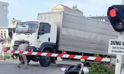 Clip TNGT: Lại thêm thánh xe tải định thông Barie tầu hoả