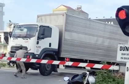Clip TNGT: Lại thêm thánh xe tải định thông Barie tầu hoả
