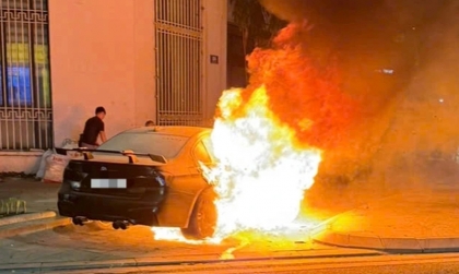 Ảnh TNGT: BMW 3-series cháy rụi trên phố Hà Nội