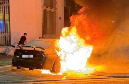 Ảnh TNGT: BMW 3-series cháy rụi trên phố Hà Nội