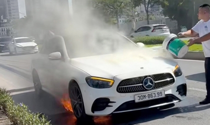 Clip TNGT: Mercedes-Benz E-class đang đi bốc cháy dữ dội tại Hà Nội