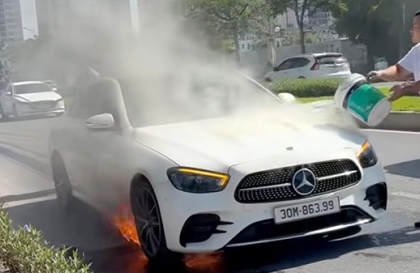 Clip TNGT: Mercedes-Benz E-class đang đi bốc cháy dữ dội tại Hà Nội