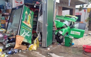 Ảnh TNGT: VinFast VF 5 ôm cột điện ở tốc độ cao, bẹp nát đầu xe bung túi khí