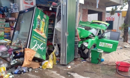 Ảnh TNGT: VinFast VF 5 ôm cột điện ở tốc độ cao, bẹp nát đầu xe bung túi khí