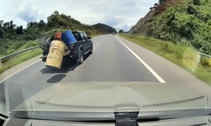 Clip TNGT: Thùng phi rơi như bom rải thảm, may không đựng đồ dễ cháy nổ