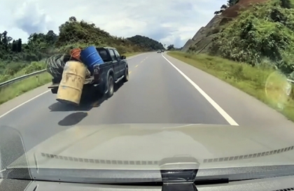 Clip TNGT: Thùng phi rơi như bom rải thảm, may không đựng đồ dễ cháy nổ