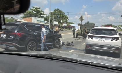 Ảnh TNGT: Tài xế Hyundai Santa Fe lĩnh đủ vì đâm vào xe kéo pháo