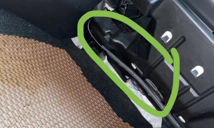 Chỗ sàn xe Mazda CX-5 bị đọng nước thế này do đâu các bác?