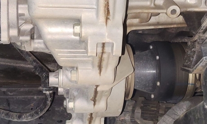 Chỗ hộp số Ford Ranger bị ẩm dầu thế này có sao không?