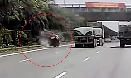 Clip TNGT: Xe tải chuyển làn không quan sát, đâm văng KIA Morning lên dải phân cách