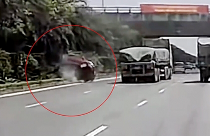 Clip TNGT: Xe tải chuyển làn không quan sát, đâm văng KIA Morning lên dải phân cách