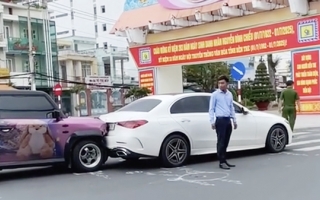 Clip TNGT: VinFast VF 3 ủn đít Mercedes-Benz C-class vì không tập trung lái xe